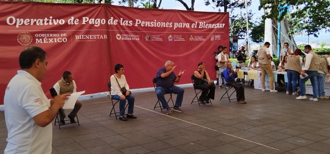 El delegado Manuel Huerta encabezó la última entrega de pensiones en efectivo en el parque Juárez de la ciudad de Xalapa, y comentó a los adultos mayores que en adelante todo será en el Banco del Bienestar. 
