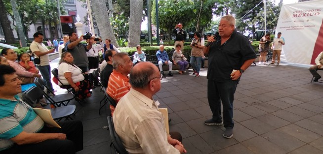 El delegado Manuel Huerta encabezó la última entrega de pensiones en efectivo en el parque Juárez de la ciudad de Xalapa, y comentó a los adultos mayores que en adelante todo será en el Banco del Bienestar. 
