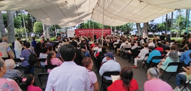 El delegado Manuel Huerta encabezó la última entrega de pensiones en efectivo en el parque Juárez de la ciudad de Xalapa, y comentó a los adultos mayores que en adelante todo será en el Banco del Bienestar. 
