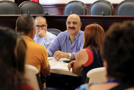 Con el fin de escuchar, atender y resolver los problemas de la población, este miércoles el presidente municipal Ricardo Ahued Bardahuil encabezó una jornada de audiencias ciudadanas en la Sala de Cabildo.
