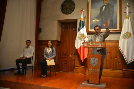 Junto a la fiscal Verónica Hernández, el gobernador Cuitláhuac García reiteró que han bajado los homicidios en Veracruz. Insistió en que atender estos delitos corresponde a los estados aunque se pretenda responsabilizar al Presidente.
Junto a la fiscal Verónica Hernández, el gobernador Cuitláhuac García reiteró que han bajado los homicidios en Veracruz. Insistió en que atender estos delitos corresponde a los estados aunque se pretenda responsabilizar al Presidente.
