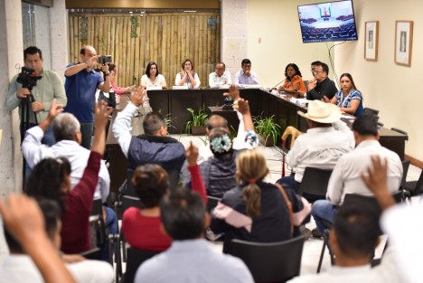 El Congreso del Estado, a través de su presidenta, la diputada Margarita Corro Mendoza, reanudó la sesión (pospuesta desde el 14 de junio pasado) con integrantes del Comité de Seguimiento de Pueblos y Comunidades Indígenas, en la que determinó la redacción del párrafo primero y la adición de un párrafo tercero al Artículo 5 de la Constitución Política del Estado de Veracruz de Ignacio de la Llave. 