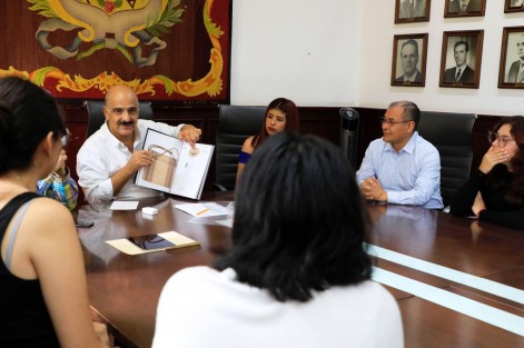  El presidente municipal Ricardo Ahued Bardahuil se reunió con estudiantes de la Facultad de Teatro de la Universidad Veracruzana (UV), a quienes ofreció el respaldo del Ayuntamiento para presentar en los diversos espacios culturales de la ciudad montajes escénicos y proyectos artísticos, como una forma de difundir el conocimiento y el arte en beneficio de todos los sectores sociales.