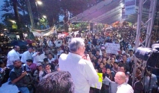 Adán Augusto López arribó a la Capital del Estado en el parque Juárez, para encabezar la Asamblea Informativa de MORENA, a la cual asistieron simpatizantes del partido.
