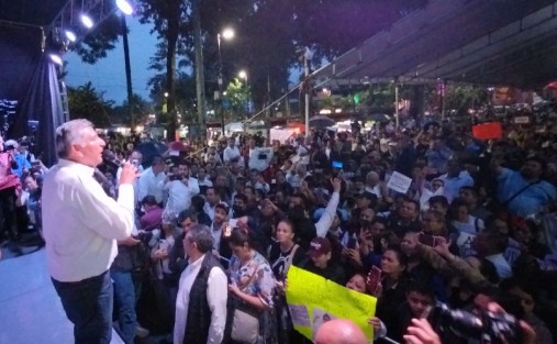 Adán Augusto López arribó a la Capital del Estado en el parque Juárez, para encabezar la Asamblea Informativa de MORENA, a la cual asistieron simpatizantes del partido.
