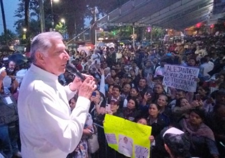 Adán Augusto López arribó a la Capital del Estado en el parque Juárez, para encabezar la Asamblea Informativa de MORENA, a la cual asistieron simpatizantes del partido.

