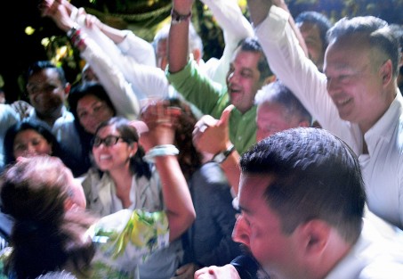 Adán Augusto López arribó a la Capital del Estado en el parque Juárez, para encabezar la Asamblea Informativa de MORENA, a la cual asistieron simpatizantes del partido.
