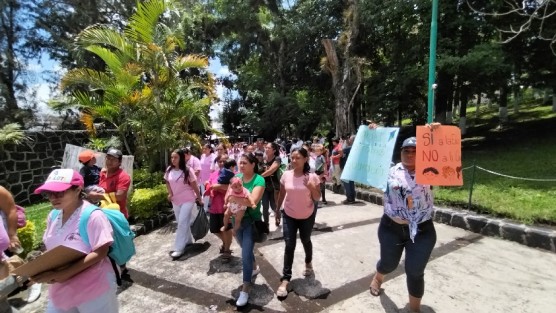 Trabajadores de la Guardería Papalote CENDI de Cardel, acompañados de madres e hijos, bloquearon por algunos minutos la entrada a la Clínica 11 del IMSS en protesta a la negativa de otorgarles la concesión nuevamente. 