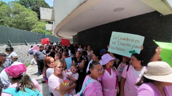 Trabajadores de la Guardería Papalote CENDI de Cardel, acompañados de madres e hijos, bloquearon por algunos minutos la entrada a la Clínica 11 del IMSS en protesta a la negativa de otorgarles la concesión nuevamente. 