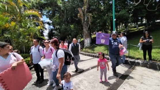 Trabajadores de la Guardería Papalote CENDI de Cardel, acompañados de madres e hijos, bloquearon por algunos minutos la entrada a la Clínica 11 del IMSS en protesta a la negativa de otorgarles la concesión nuevamente. 
