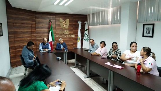 Les argumentan que están cerca de una bodega de fertilizantes finalmente fueron atendidos por personal del IMSS. 