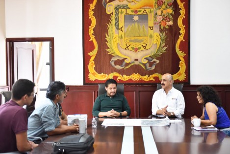 .- El presidente municipal Ricardo Ahued Bardahuil sostuvo una reunión de trabajo con integrantes de la asociación civil “Regalemos un Paraizoo”, con el objetivo de promover iniciativas en favor del medio ambiente, entre las que destacan la conformación de comités de defensa del bosque, la aplicación efectiva de medidas de remediación y conservación, así como acciones de reforestación. 