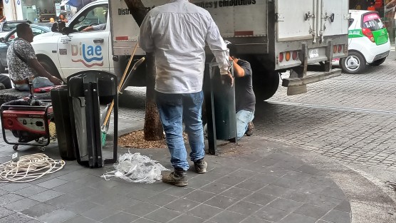 Autoridades municipales de Xalapa cambian los depósitos para basura en el centro de la ciudad... ojalá así de fácil fuera cambiar la mentalidad de quienes no los usan adecuadamente. 