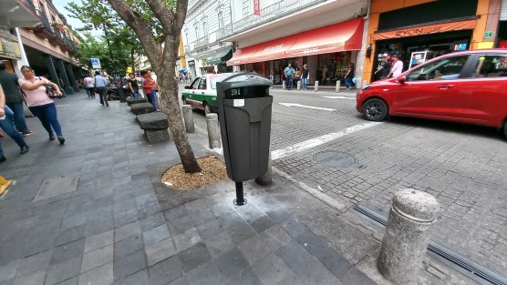 Autoridades municipales de Xalapa cambian los depósitos para basura en el centro de la ciudad... ojalá así de fácil fuera cambiar la mentalidad de quienes no los usan adecuadamente. 