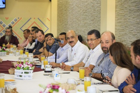 Esta mañana, el alcalde Ricardo Ahued Bardahuil se reunió con integrantes del sector empresarial, con quienes dialogó sobre los proyectos de infraestructura  y acciones de gobierno que se realizan en Xalapa. 
