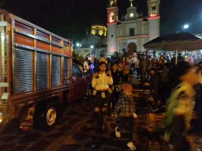 Hombres, mujeres y niños con  cencerros atados al cuerpo recorren el Pueblo Mágico, visitando las casas de los mayordomos, y recorriendo calles hasta la madrugada, para avisar que los festejos han iniciado.