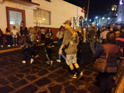 Hombres, mujeres y niños con  cencerros atados al cuerpo recorren el Pueblo Mágico, visitando las casas de los mayordomos, y recorriendo calles hasta la madrugada, para avisar que los festejos han iniciado.
