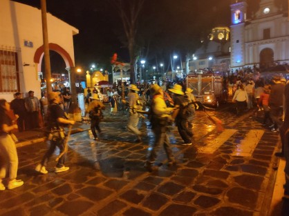 Hombres, mujeres y niños con  cencerros atados al cuerpo recorren el Pueblo Mágico, visitando las casas de los mayordomos, y recorriendo calles hasta la madrugada, para avisar que los festejos han iniciado.
