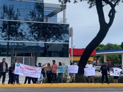 Un grupo de personas realizaron una colecta de firmas y la clausura simbólica de obras que se llevan a cabo en Lázaro Cárdenas, para defender el arbolado urbano.
