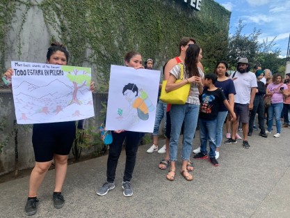 Un grupo de personas realizaron una colecta de firmas y la clausura simbólica de obras que se llevan a cabo en Lázaro Cárdenas, para defender el arbolado urbano.