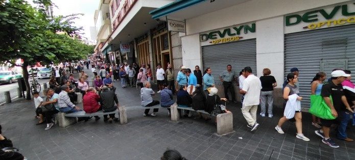 Lamentable la acumulación de gente que se sigue haciendo en las sucursales del Banco del Bienestar cada periodo de pago para adultos mayores, sobre todo en el centro de la ciudad de Xalapa. Tal vez se deba a la falta de información de que dicha tarjeta se puede utilizar en las diferentes  tiendas.
