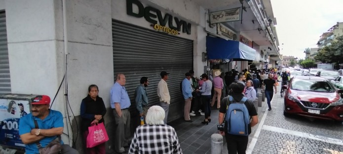 Lamentable la acumulación de gente que se sigue haciendo en las sucursales del Banco del Bienestar cada periodo de pago para adultos mayores, sobre todo en el centro de la ciudad de Xalapa. Tal vez se deba a la falta de información de que dicha tarjeta se puede utilizar en las diferentes  tiendas.
