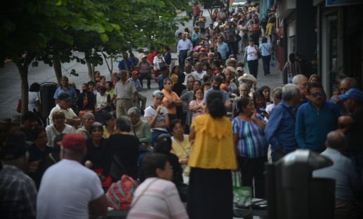Lamentable la acumulación de gente que se sigue haciendo en las sucursales del Banco del Bienestar cada periodo de pago para adultos mayores, sobre todo en el centro de la ciudad de Xalapa. Tal vez se deba a la falta de información de que dicha tarjeta se puede utilizar en las diferentes  tiendas.
