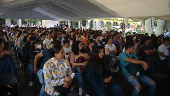 El delegado de Bienestar Manuel Huerta Ladrón de Guevara, encabezó la entrega de tarjetas a los jóvenes participantes del Programa Jóvenes Construyendo el Futuro.