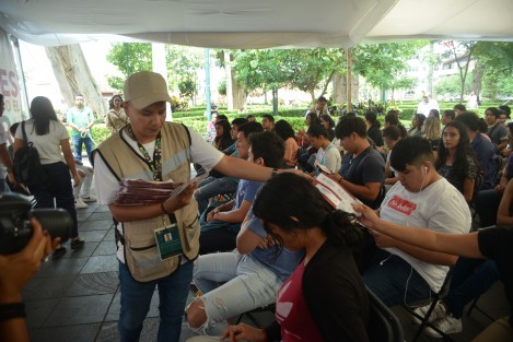 El delegado de Bienestar Manuel Huerta Ladrón de Guevara, encabezó la entrega de tarjetas a los jóvenes participantes del Programa Jóvenes Construyendo el Futuro.