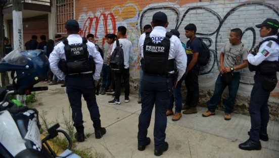 Fuentes policiacas indican que se tratan de personas originarias de Guatemala y El Salvador. El camión es uno de la marca Autobuses Unidos (AU) que hace recorridos regularmente entre Xalapa y Teziutlán, Puebla, pasando por diversos puntos de la capital de Xalapa y municipios aledaños.
