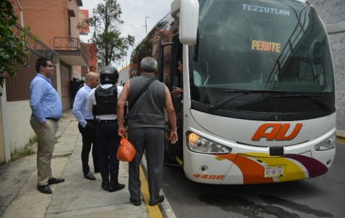 Fuentes policiacas indican que se tratan de personas originarias de Guatemala y El Salvador. El camión es uno de la marca Autobuses Unidos (AU) que hace recorridos regularmente entre Xalapa y Teziutlán, Puebla, pasando por diversos puntos de la capital de Xalapa y municipios aledaños.
