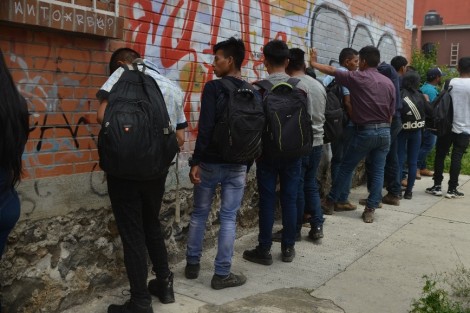 Un grupo de 15 migrantes (13 hombres y 2 mujeres) fue interceptado por policías de Seguridad Pública en la avenida Miguel Alemán, de Xalapa, cuando viajaban a bordo de un autobús de pasajeros. De acuerdo a los primeros reportes, se trata de un grupo que vendría del puerto de Veracruz con rumbo al estado de Puebla. 
