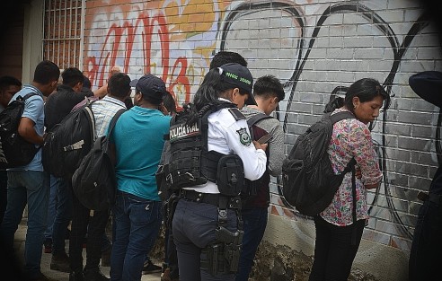 Un grupo de 15 migrantes (13 hombres y 2 mujeres) fue interceptado por policías de Seguridad Pública en la avenida Miguel Alemán, de Xalapa, cuando viajaban a bordo de un autobús de pasajeros. De acuerdo a los primeros reportes, se trata de un grupo que vendría del puerto de Veracruz con rumbo al estado de Puebla. 