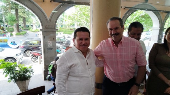 El presidente estatal del Partido de la Revolución Democrática (PRD), Sergio Cadena Martínez, acusó al gobernador Cuitláhuac García Jiménez de permitir la utilización de recursos públicos para campañas de las corcholatas y para promocionar el libro del secretario de Gobierno Eric Cisneros Burgos.