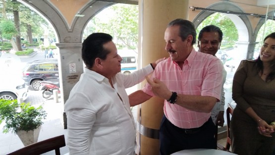 También saludo al ex candidato a la gubernatura, Juan Buen Notorio, otro que asomó la cabeza.