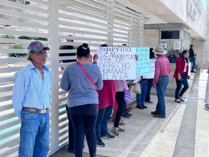 Un grupo de 80 Banderillenses denunciaron al presidente municipal David SanGabriel Bonilla, la Sindica, Guadalupe Magaly López Aguilar, y al director de la Comisión Municipal de Agua Potable, Luis Abraham Pérez Herrera, por el presunto delito de incumplimiento de un deber legal, al negarles el derecho al agua. 