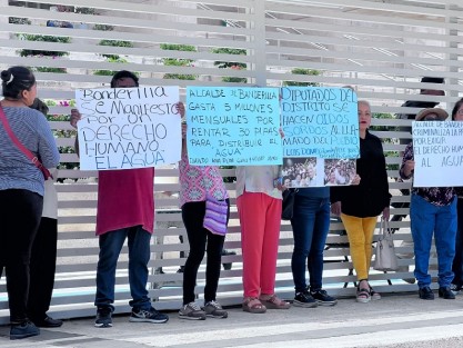 Un grupo de 80 Banderillenses denunciaron al presidente municipal David SanGabriel Bonilla, la Sindica, Guadalupe Magaly López Aguilar, y al director de la Comisión Municipal de Agua Potable, Luis Abraham Pérez Herrera, por el presunto delito de incumplimiento de un deber legal, al negarles el derecho al agua. 