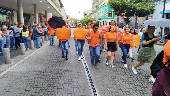 Estudiantes de Escuela Normal Superior Veracruzana marcharon y bloquearon por varios minutos la calle Enríquez, acusando que no se ha respetado la convocatoria para elección de director. 