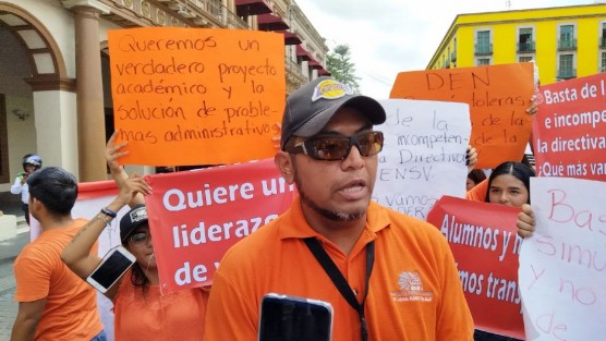 Estudiantes de Escuela Normal Superior Veracruzana marcharon y bloquearon por varios minutos la calle Enríquez, acusando que no se ha respetado la convocatoria para elección de director. 