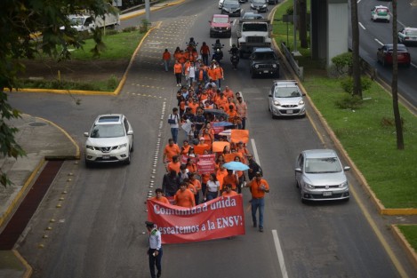 Estudiantes de Escuela Normal Superior Veracruzana marcharon y bloquearon por varios minutos la calle Enríquez, acusando que no se ha respetado la convocatoria para elección de director. 