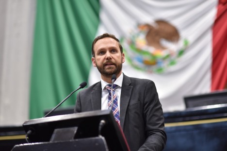 El diputado Paul Martínez Marie propuso reformar dos leyes estatales, la Orgánica del Municipio Libre y la que regula las Construcciones Públicas y Privadas, a fin de que desde los ayuntamientos se promueva el aprovechamiento del agua de lluvia, mediante mecanismos de captación y reutilización, previstos en los proyectos de construcción y edificación.