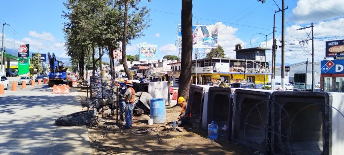 A pesar de las protestas de algunos ambientalistas (entre ellos el ex alcalde de Xalapa, Hipólito Rodríguez Herrero), este miércoles dieron inicio los trabajos con maquinaria pesada en lo que será el paso a desnivel en la avenida Lázaro Cárdenas. Tome precauciones, ya que la circulación se reduce a un carril justo frente a la bodega de La Corona.
