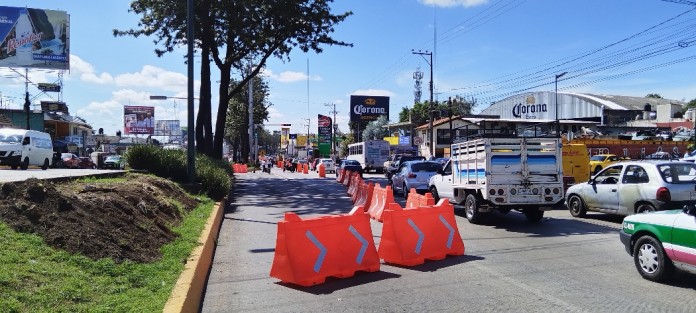 A pesar de las protestas de algunos ambientalistas (entre ellos el ex alcalde de Xalapa, Hipólito Rodríguez Herrero), este miércoles dieron inicio los trabajos con maquinaria pesada en lo que será el paso a desnivel en la avenida Lázaro Cárdenas. Tome precauciones, ya que la circulación se reduce a un carril justo frente a la bodega de La Corona.
