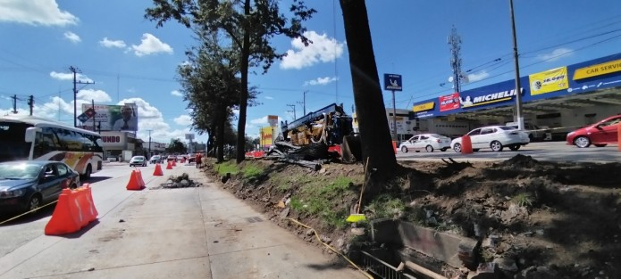 A pesar de las protestas de algunos ambientalistas (entre ellos el ex alcalde de Xalapa, Hipólito Rodríguez Herrero), este miércoles dieron inicio los trabajos con maquinaria pesada en lo que será el paso a desnivel en la avenida Lázaro Cárdenas. Tome precauciones, ya que la circulación se reduce a un carril justo frente a la bodega de La Corona.
