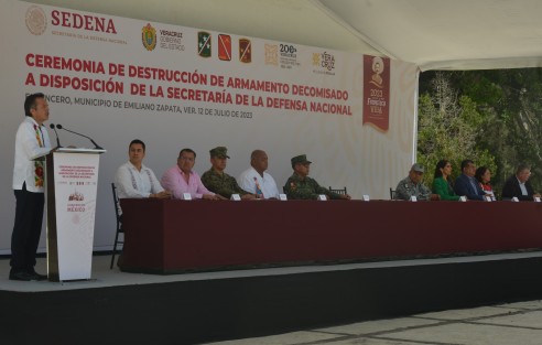 En las instalaciones del 63/o Batallón de Infantería, el gobernador reconoció el trabajo de las Fuerzas Armadas que intervienen en la Coordinación Estatal para la Construcción de la Paz, principalmente en esta acción que viene a garantizar un Veracruz y un México sin violencia, como lo ha instruido el presidente Andrés Manuel López Obrador.