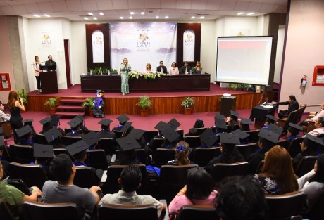 La diputada Ana Miriam Ferráez Centeno recibió en el auditorio Sebastián Lerdo de Tejada del Palacio Legislativo a las y los estudiantes egresados de la escuela primara Avelino Bolaños de esta ciudad, generación 2017-2023. 