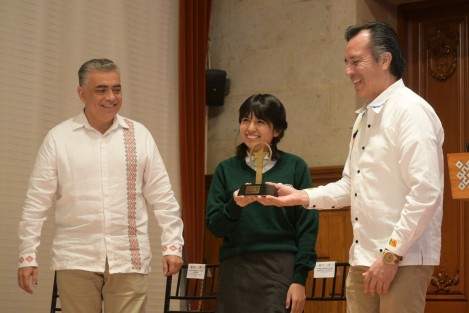El gobernador Cuitláhuac García reconoció a la joven Ángela Elena Olazarán, alumna del CONALEP de Papantla, quien obtuvo el primer lugar del National Student Prize 2023 – el Premio Nobel de la Educación–, con su proyecto Ixtlilton: un asistente médico a distancia con inteligencia artificial.

