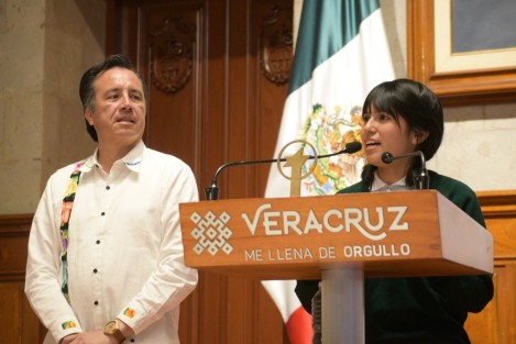 El gobernador Cuitláhuac García reconoció a la joven Ángela Elena Olazarán, alumna del CONALEP de Papantla, quien obtuvo el primer lugar del National Student Prize 2023 – el Premio Nobel de la Educación–, con su proyecto Ixtlilton: un asistente médico a distancia con inteligencia artificial.

