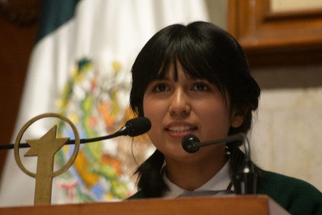 El gobernador Cuitláhuac García reconoció a la joven Ángela Elena Olazarán, alumna del CONALEP de Papantla, quien obtuvo el primer lugar del National Student Prize 2023 – el Premio Nobel de la Educación–, con su proyecto Ixtlilton: un asistente médico a distancia con inteligencia artificial.

