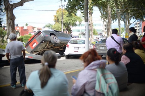 Auto modelo Challenger terminó sobre coche que le hizo corte de circulación en la avenida Murillo Vidal, con dirección al Centro de la Capital. 